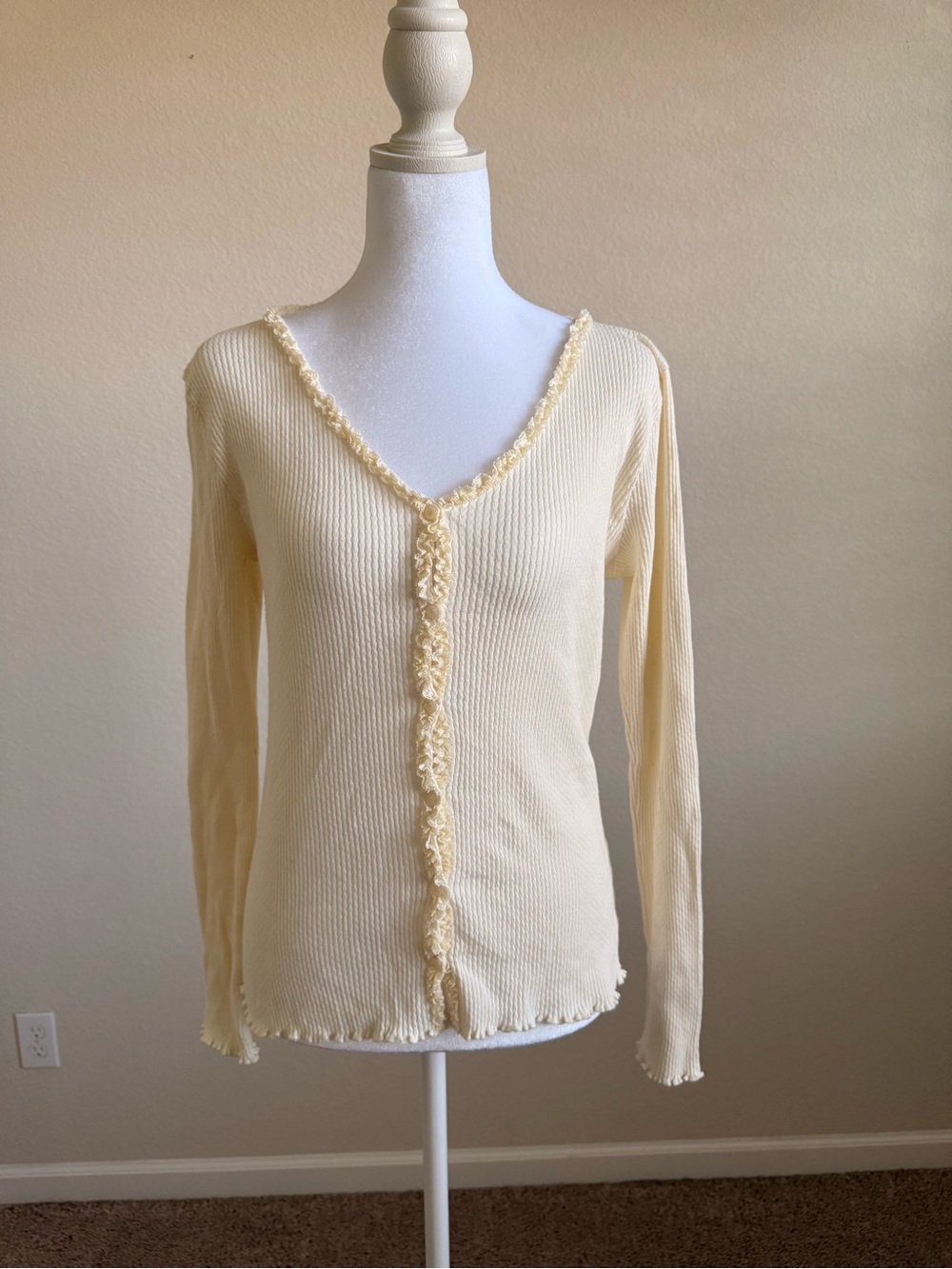 Liz Claiborne Cream Ribbed V-Neck Top with Ruffle Button Trim Medium